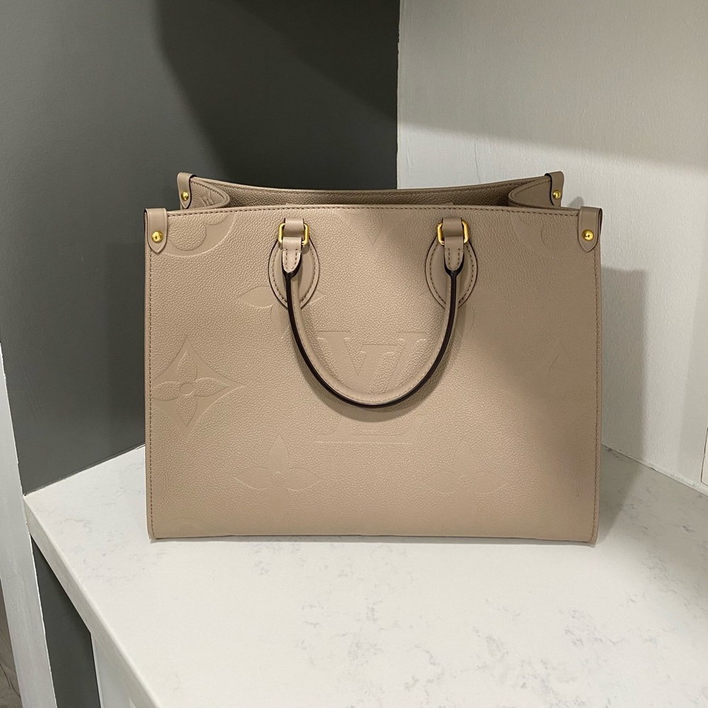 Louis Vuitton OTG MM emp leather in the color tourterelle